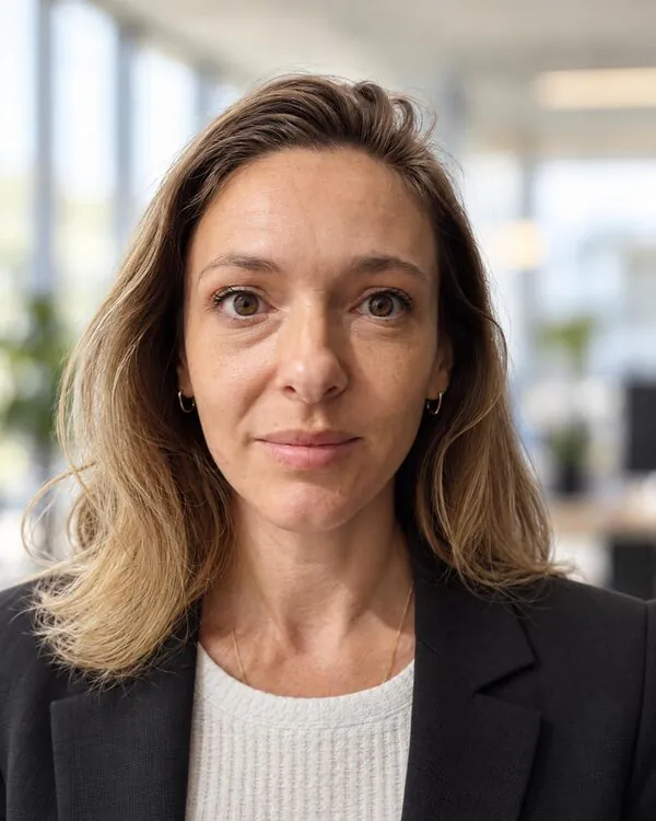 Portrait professionnel de Carole généré par IA à partir de son selfie, sur fond de bureau lumineux